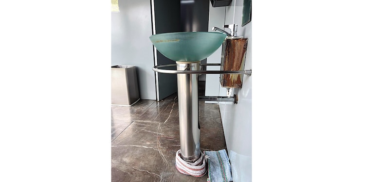 Un lavabo con fuga de agua