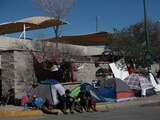 Acampada de migrantes justo afuera del centro de detención de migrantes en el que murieron más de tres docenas de personas en el incendio en una de las celdas, en Ciudad Juárez
