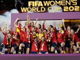 Futbolistas de España festejan su coronación en el Mundial Femenil que se realizó en Australia y Nueva Zelanda.