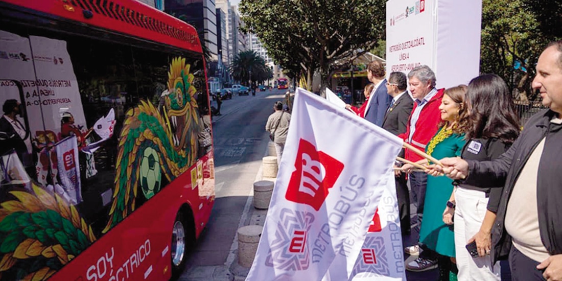 Clara Brugada, jefa de Gobierno, durante el banderazo de salida de la Línea 4 del Metrobús, este viernes.
