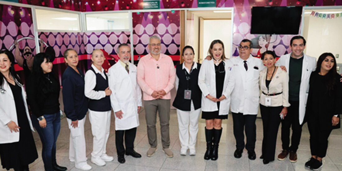Alfredo ramírez (c.), con personal del Hospital Infantil, ayer.