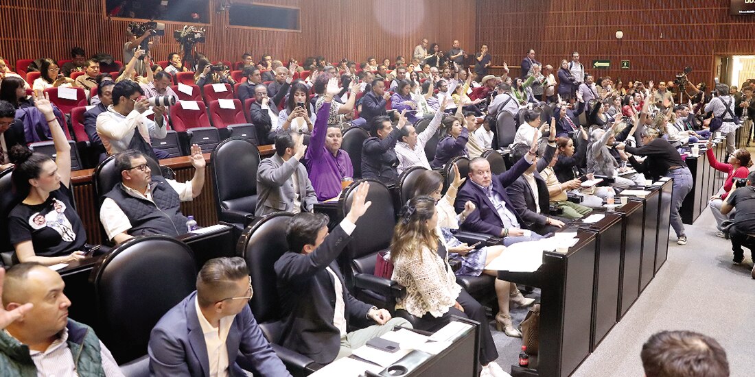 Votación, ayer, en la sesión de las comisiones unidas de Puntos Constitucionales y Seguridad Ciudadana.