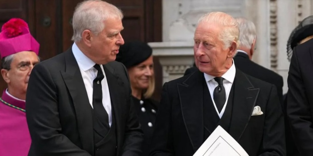 El entonces príncipe Andrés de Inglaterra (izquierda) y el Rey Carlos III, salen de la catedral de Westminster tras el funeral de la duquesa de Kent, en Londres, el 16 de septiembre de 2025.