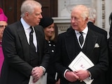 El entonces príncipe Andrés de Inglaterra (izquierda) y el Rey Carlos III, salen de la catedral de Westminster tras el funeral de la duquesa de Kent, en Londres, el 16 de septiembre de 2025.
