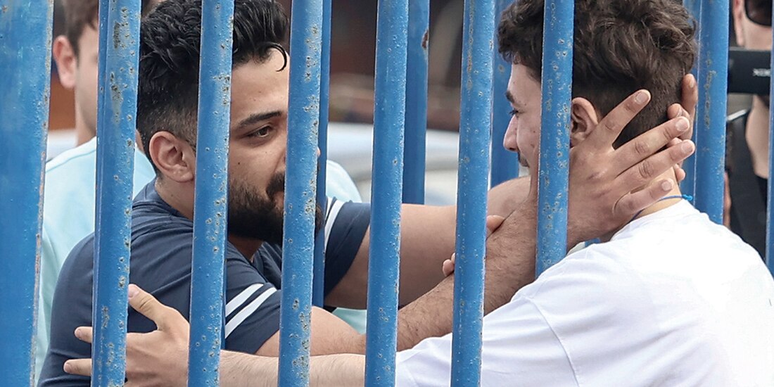 Fedi (der.), un sirio sobreviviente del naufragio, se reunió ayer con su hermano Mohammad, en Grecia.