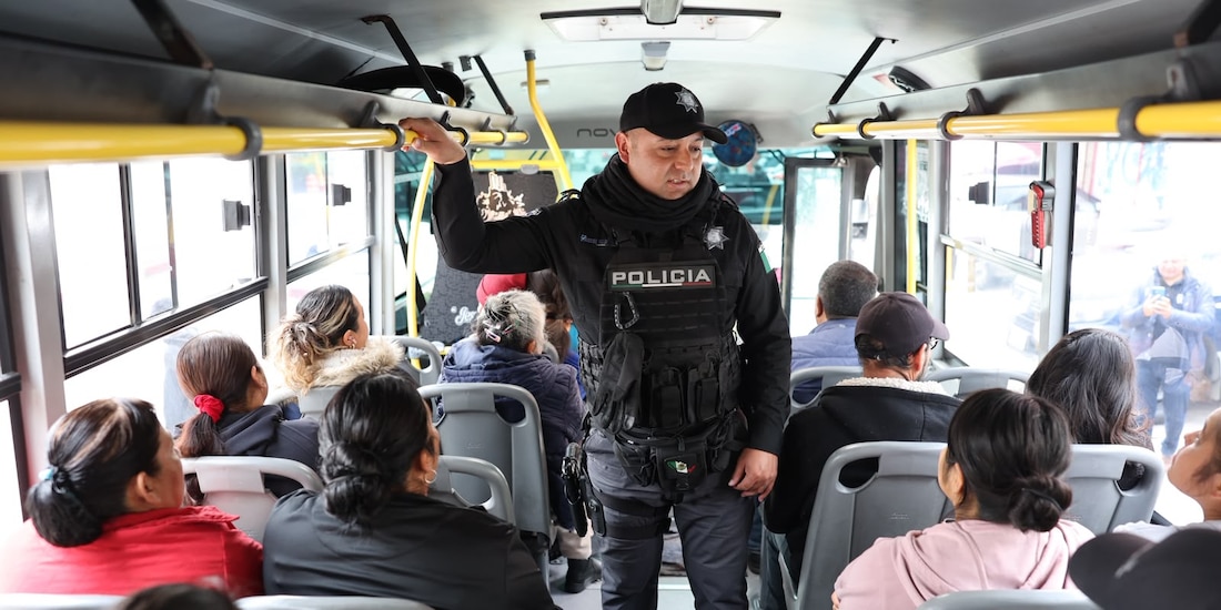 Un oficial inspecciona un autobús de Huixquilucan durante un operativo.