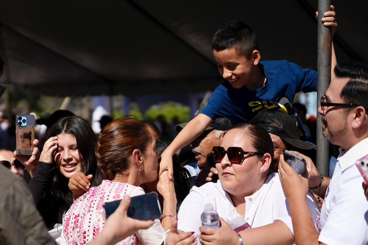 Habitantes de Baja California Sur reciben a la Jefa del Ejecutivo durante la supervisión de los nuevos apoyos Pensión Mujeres Bienestar y Beca Rita Cetina.