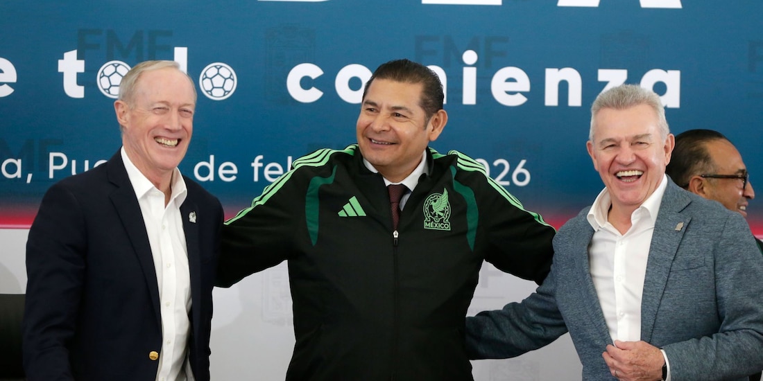 Ivar Sisniega, presidente de la Federación Mexicana de Fútbol; Alejandro Armenta, gobernador del estado de Puebla, y Javier Aguirre, director técnico de la Selección Mexicana.