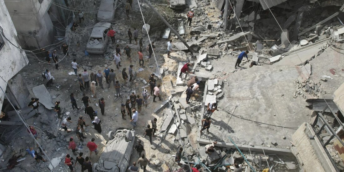 Palestinos buscan sobrevivientes tras un bombardeo de Israel el domingo 22 de octubre de 2023.