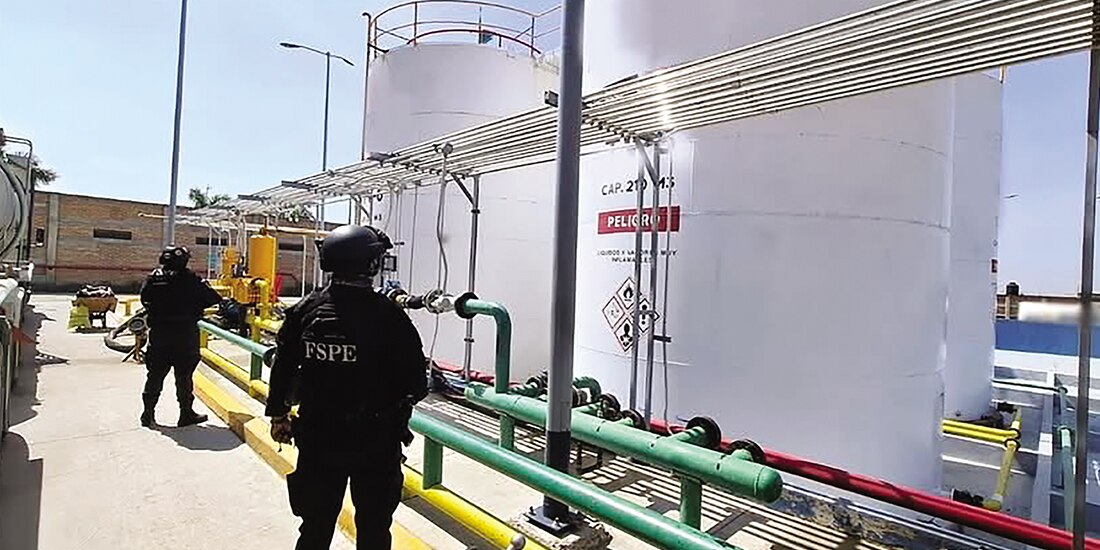 Decomiso de 1.6 millones de litros de huachicol en Guanajuato, el domingo.