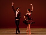 Bailarines, ejecutando la coreografía "Don Quijote". La Compañía Nacional de Danza vuelve al Palacio de Bellas Artes.