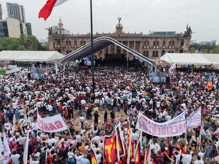 Habitantes de Monterrey se reúnen en la Explanada de los Héroes para escuchar el informe sobre los Programas para el Bienestar.