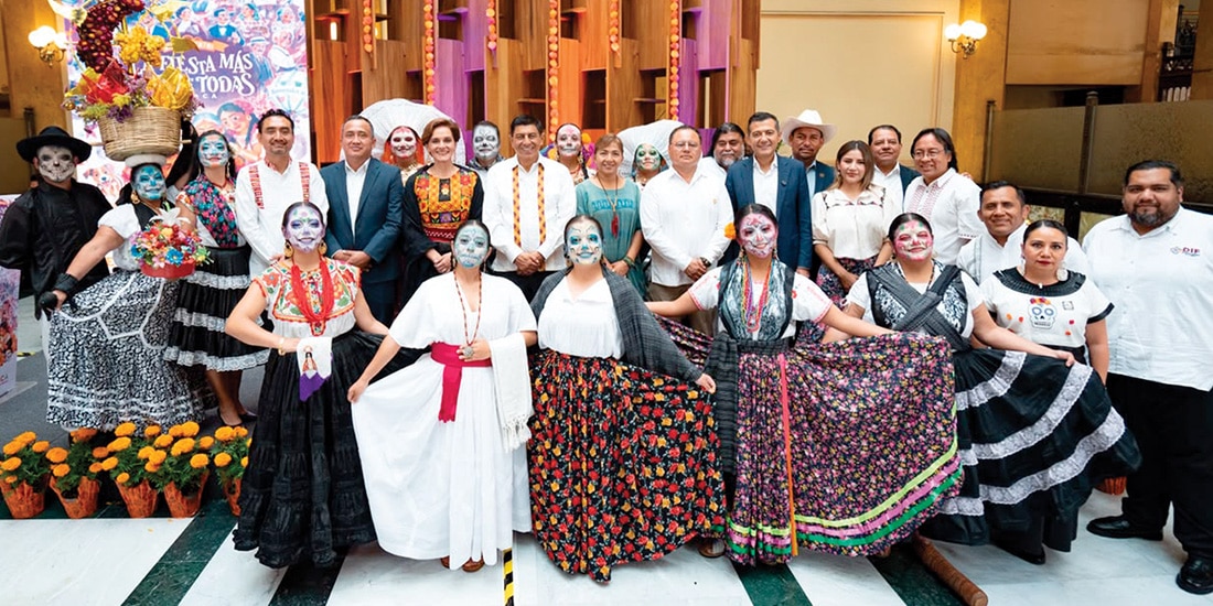 El mandatario estatal (c.), ayer, en el Museo del Palacio Postal, en la CDMX.