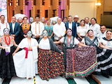El mandatario estatal (c.), ayer, en el Museo del Palacio Postal, en la CDMX.