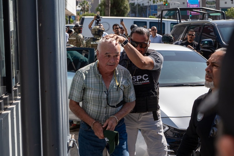Así fue trasladado Ernesto Ruffo a las instalaciones de la Fiscalía General De la República en Tijuana