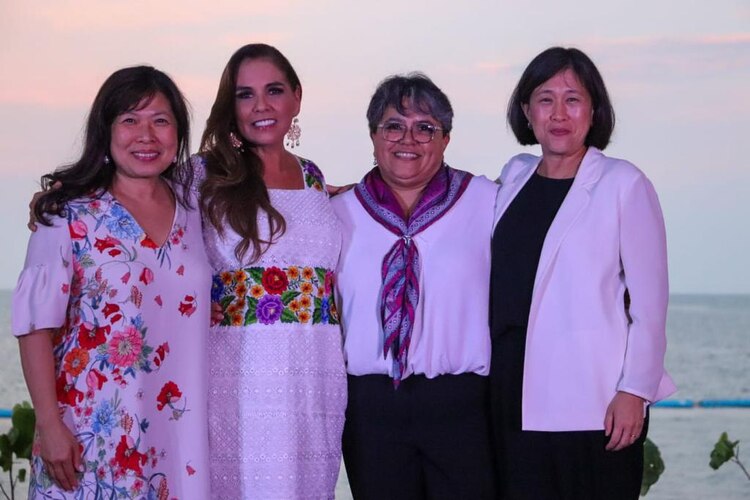 La gobernadora de Q. Roo, Mara Lezama (centro Izq.), recibió, ayer, a las funcionarias de los tres países.