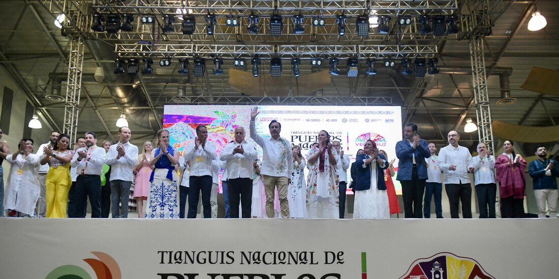 El gobernador Cuitláhuac García Jiménez en el corte de listón del Tianguis Nacional de Pueblos Mágicos en su sexta edición.