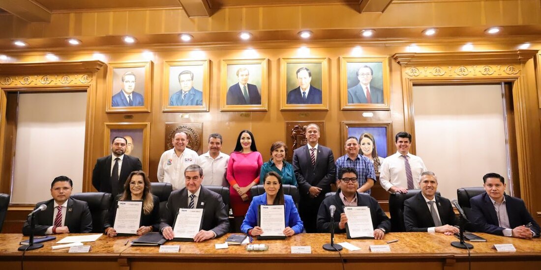 "Información veraz para decisiones correctas", dijo Tere Jiménez durante la firma.