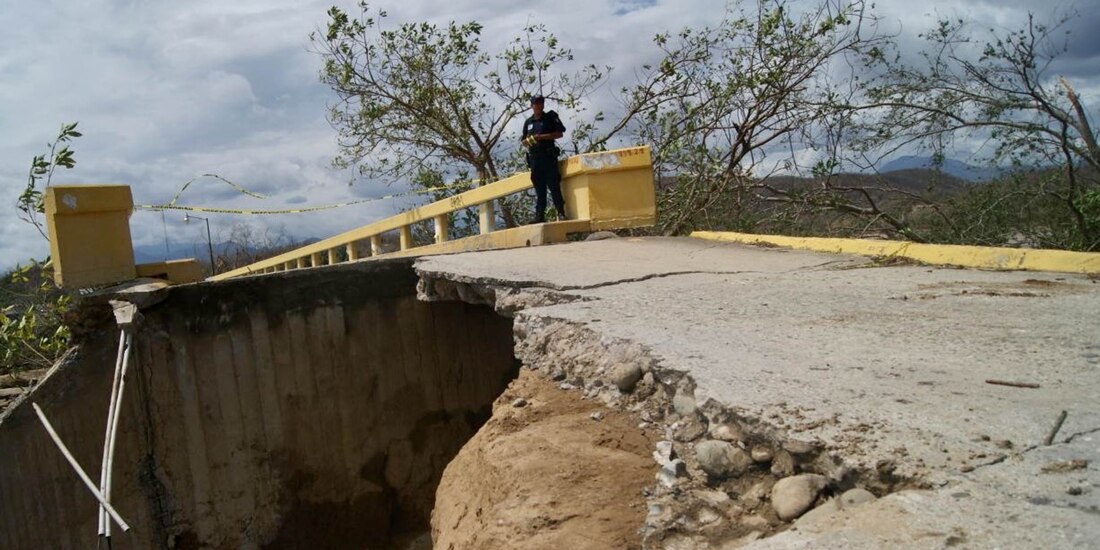 El puente de acceso principal a Santa María Tonameca está colapsando tras el paso del huracán Agatha.