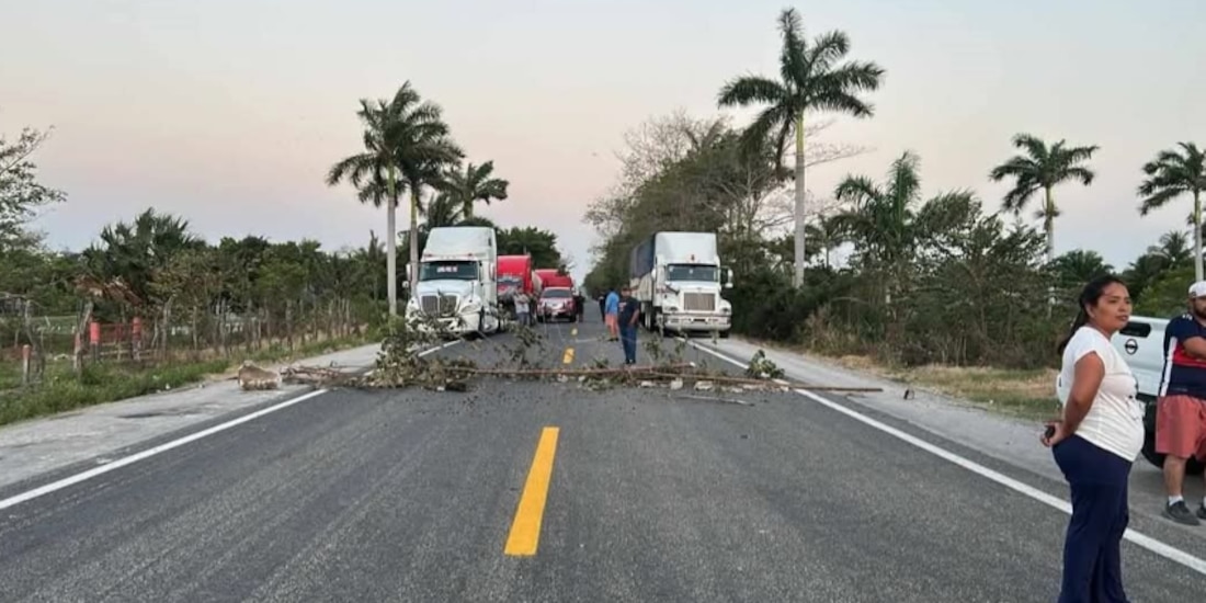 Varios vehículos, en especial camiones de carga, a la espera de que los pobladores de Nuevo Progreso les permitan avanzar por la carretera federal 180, ayer.