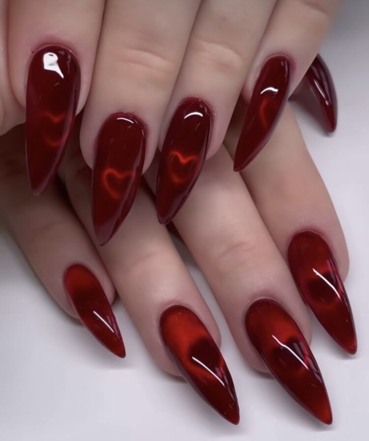 Diseños de uñas para San Valentín 2025.