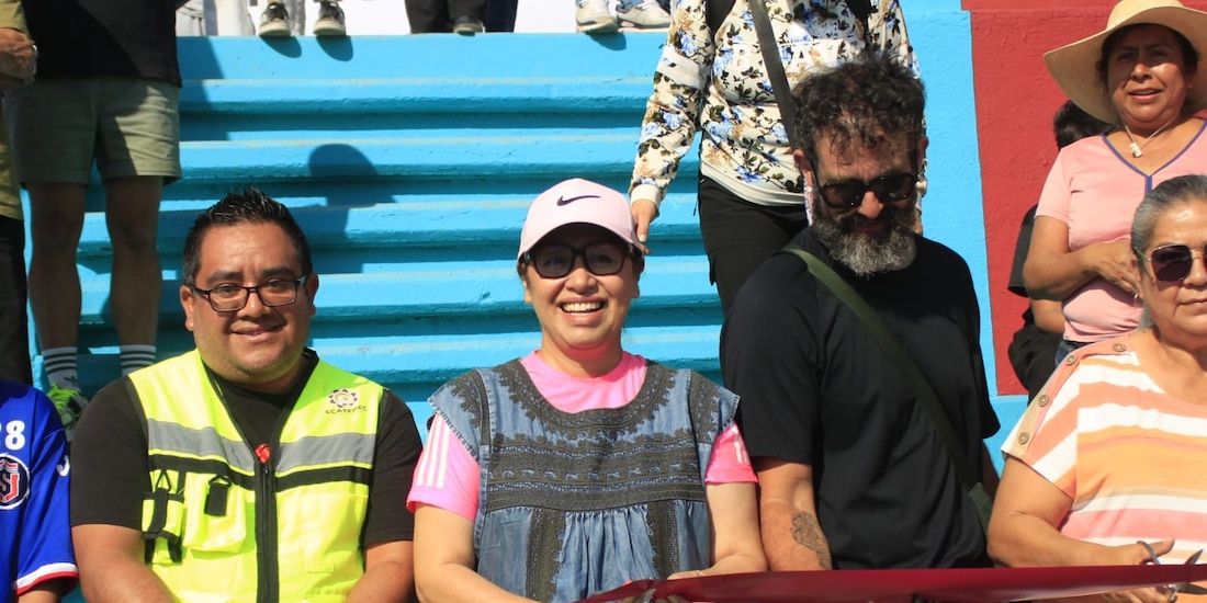 La alcaldesa Azucena Cisneros Coss encabeza la inauguración del deportivo en la Sierra de Guadalupe con un partido de basquetbol.
