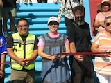 La alcaldesa Azucena Cisneros Coss encabeza la inauguración del deportivo en la Sierra de Guadalupe con un partido de basquetbol.