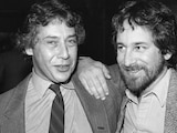 Los directores Mark Rydell, a la izquierda, y Steven Spielberg en 1982