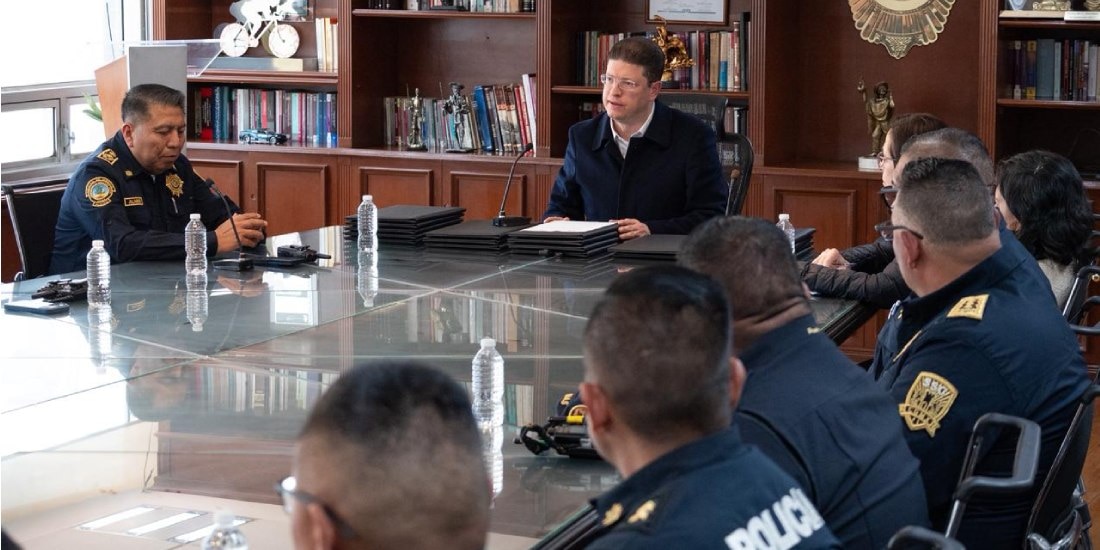Pablo Vázquez entrega 18 ascensos a policías de la CDMX.