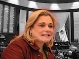 La gobernadora de Chihuahua, María Eugenia Campos Galván. Al fondo, el Pleno de la Cámara de Diputados.