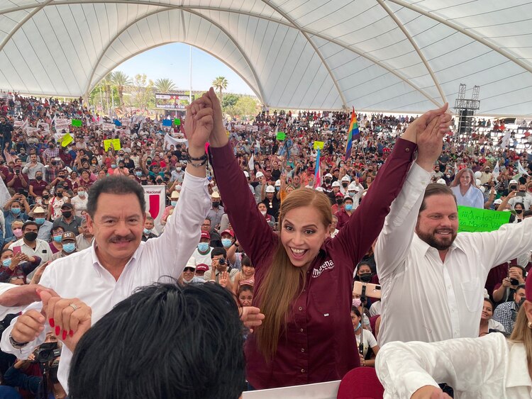 Marina Vitela, de Juntos Haremos Historia, acompañada por el líder guinda en Diputados.