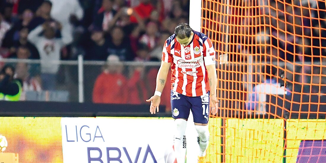 Hernández se lamenta, ayer, después de fallar el penalti para darle el pase a Chivas.