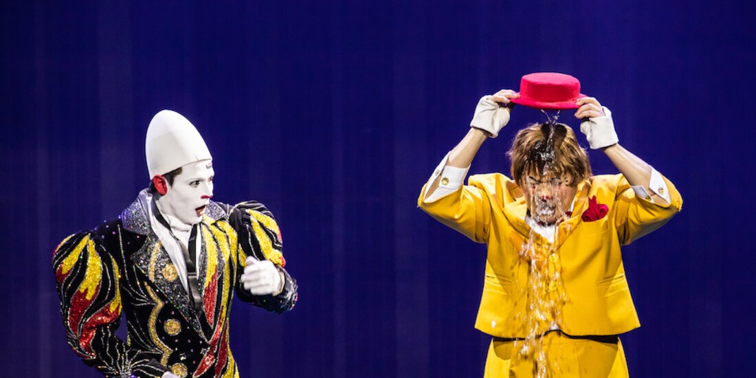 Paquín Jr., Angelo y una de las acróbatas, durante una función.