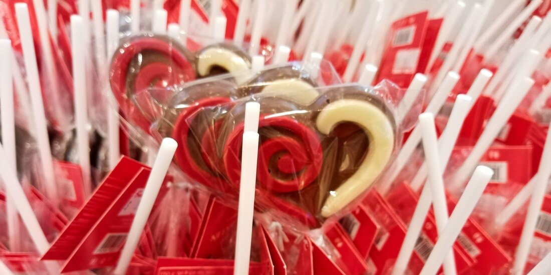 Chocolates en forma de corazón se ponen en venta para este 14 de febrero.