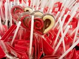 Chocolates en forma de corazón se ponen en venta para este 14 de febrero.