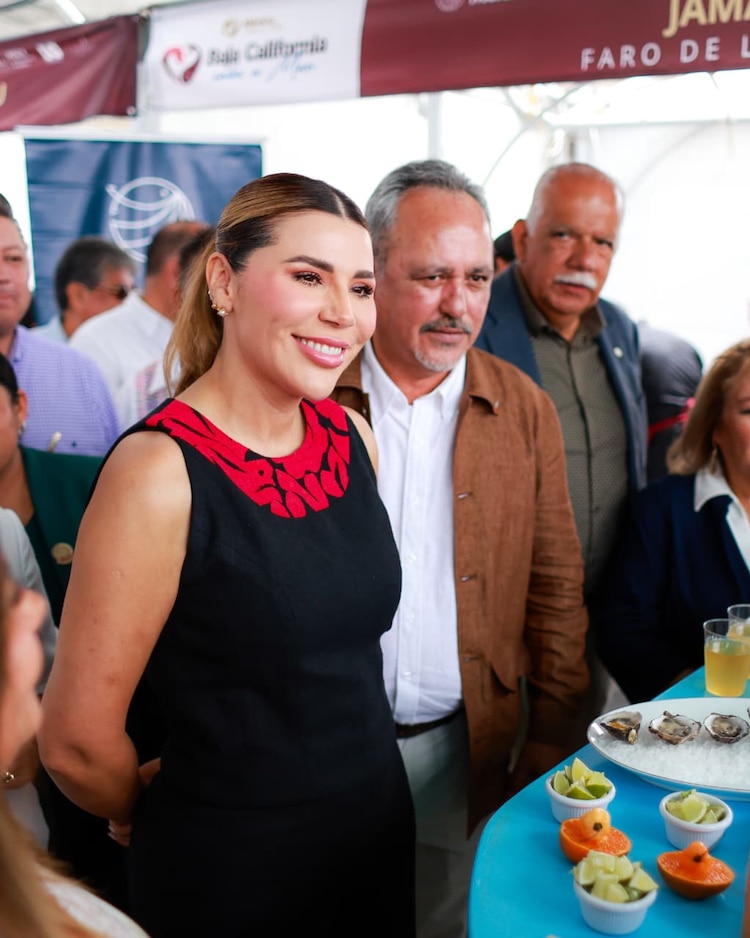 Marina del Pilar Avila Olmeda encabeza el reconocimiento a las familias pesqueras en Ensenada.