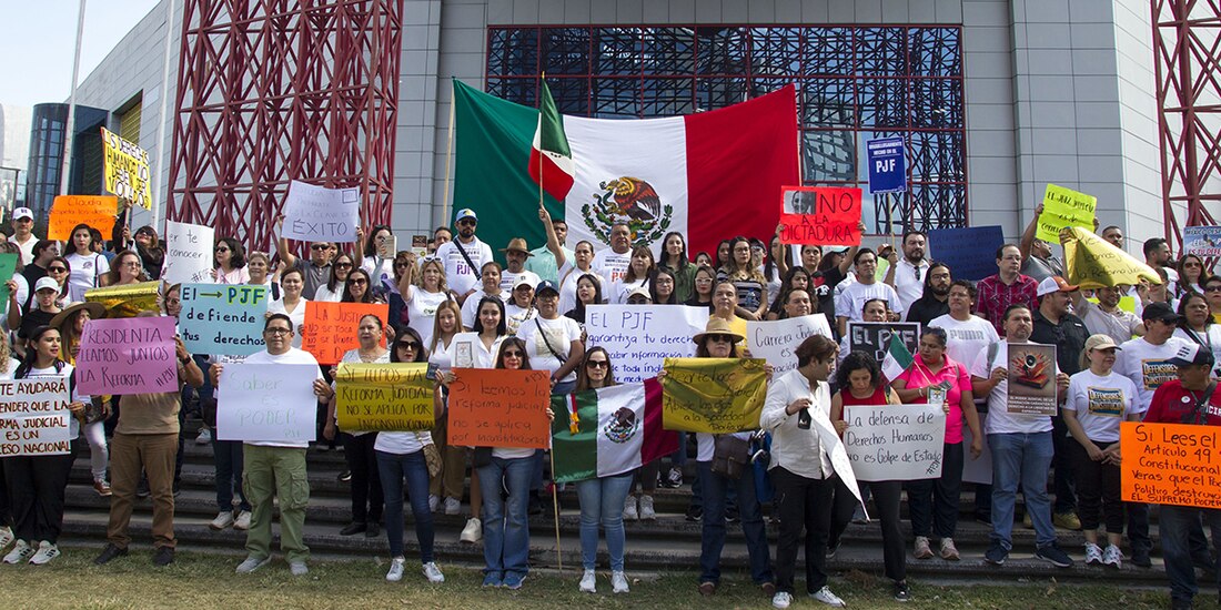 Trabajadores del PJ protestaron ayer en Monterrey, Nuevo León.