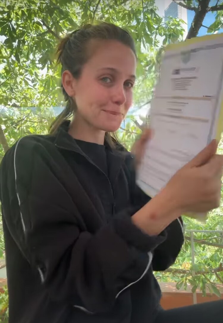 Natasha Dupeyrón presume su certificado de la prepa