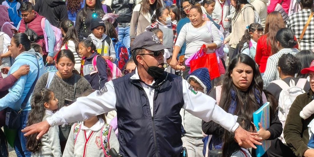 Elementos de Seguridad Vial agilizan el tránsito en zonas escolares de Huixquilucan.