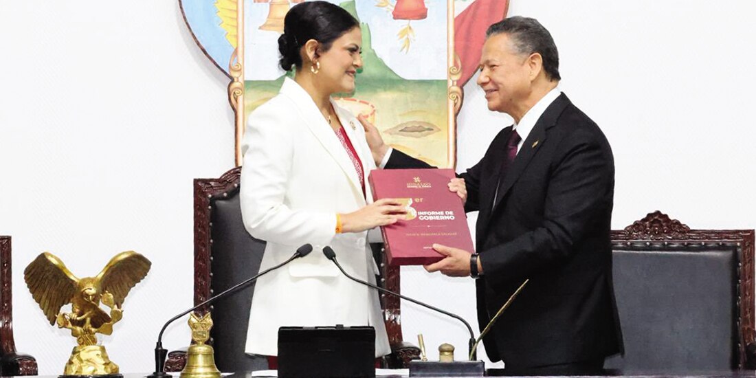 Julio Menchaca, gobernador de Hidalgo, entrega a Diana Rangel, presidenta del Congreso de Hidalgo su 3.er Informe de Gobierno, ayer.