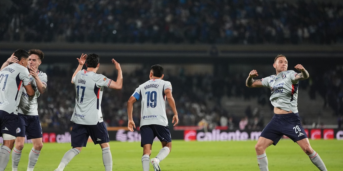 Jugadores de Cruz Azul celebran el autogol de Rubén Duarte.