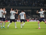Jugadores de Cruz Azul celebran el autogol de Rubén Duarte.