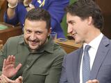 El presidente Zelenski y el primer ministro Trudeau conversan, ayer, en el Parlamento de Canadá.