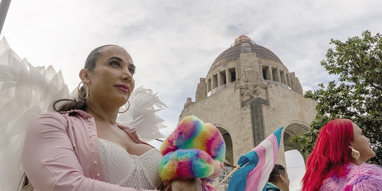Una mujer con alas de ángel, a un costado del Monumento a La Revolución.