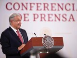 El Presidente Andrés Manuel López Obrador afirma que enviará un diccionario de política al diputado Santiago Creel para que conozca la diferencia entre democracia y oligarquía
