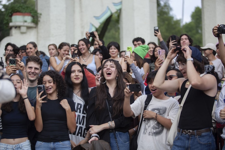 Aspecto de una "batalla de farmear aura" en el Parque Hundido, en CDMX.