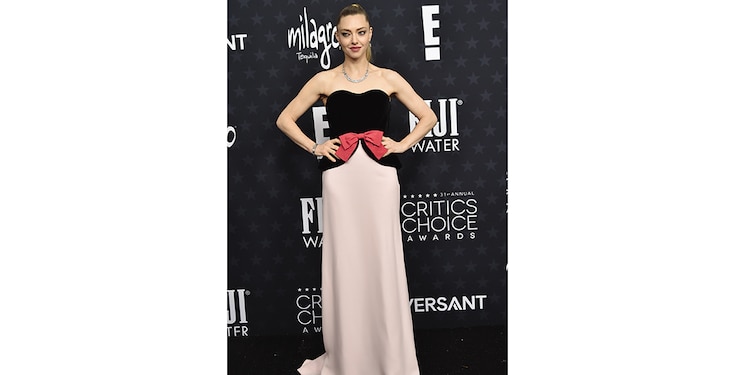 Amanda Seyfried optó por un elegante atuendo de Valentino.