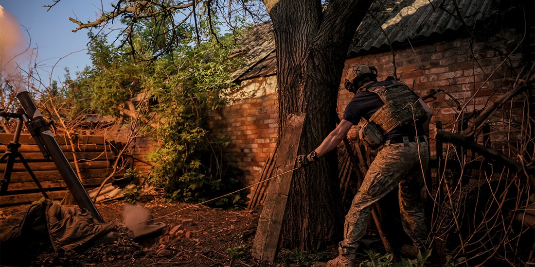 En esta fotografía proporcionada por el servicio de prensa de la 24ta Brigada de Infantería Mecanizada, un soldado ucraniano dispara morteros hacia posiciones rusas