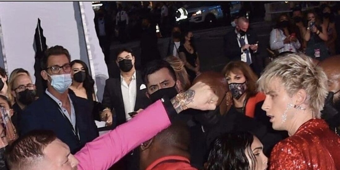 Conor McGregor y Machine Gun Kelly tuvieron una pelea en los MTV VMAs 2021