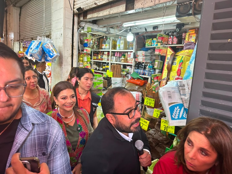 Clara Brugada durante la entrega de mejoras en La Merced